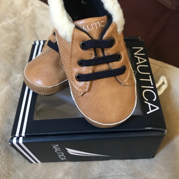 Nautica tiny boot crib shoe size 4 ( 9-12 months) - Picture 3 of 12